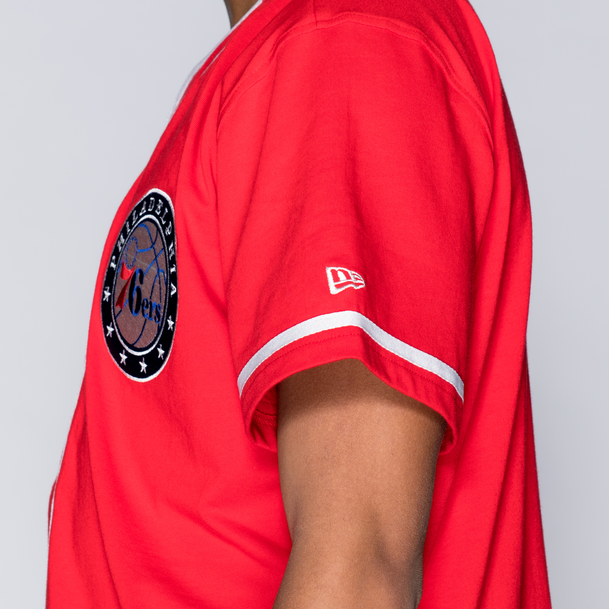 Philadelphia 76ERS – Geknöpftes T-Shirt – Rot