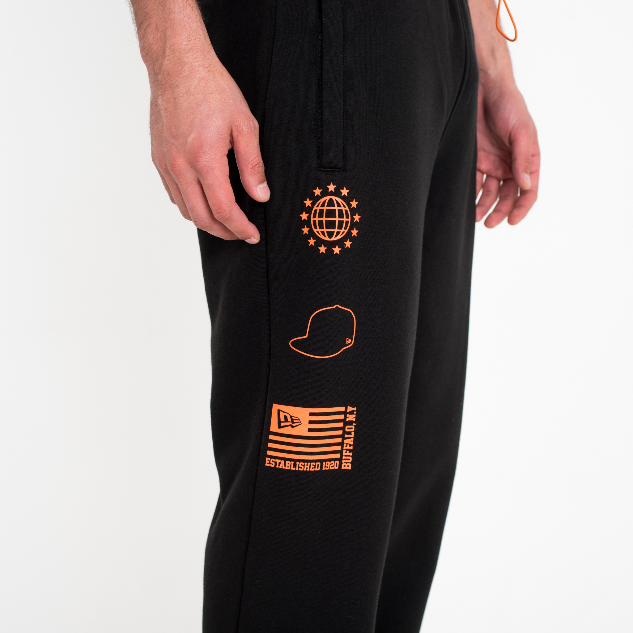 Pantalones de chándarl New Era Graphic, negro