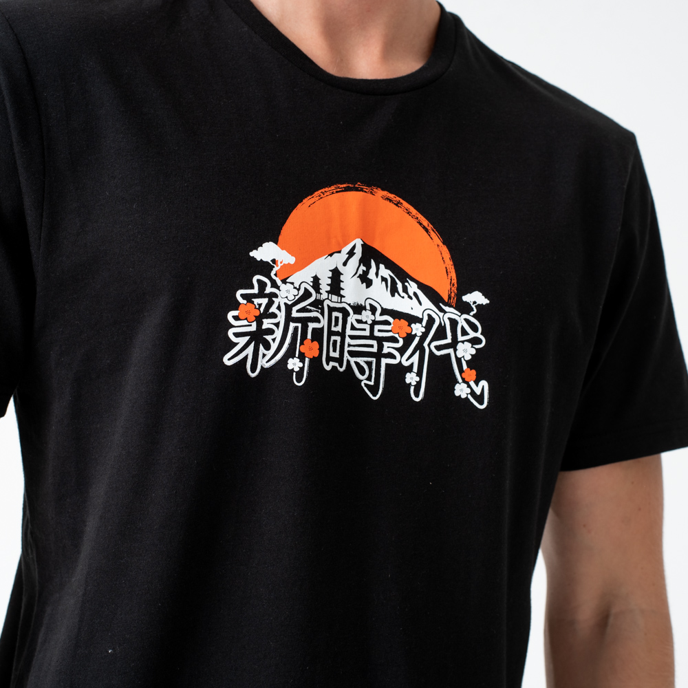 Camiseta New Era Far East con gráfico en negro