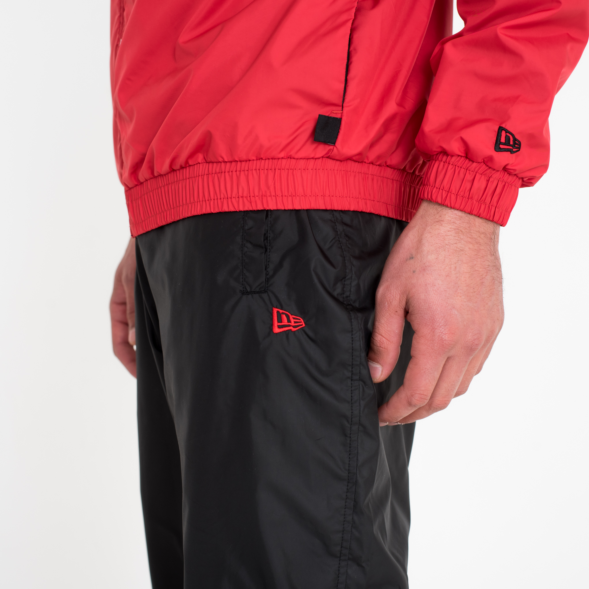 Pantaloni della tuta New Era a blocchi di colore nero bianco e rosso