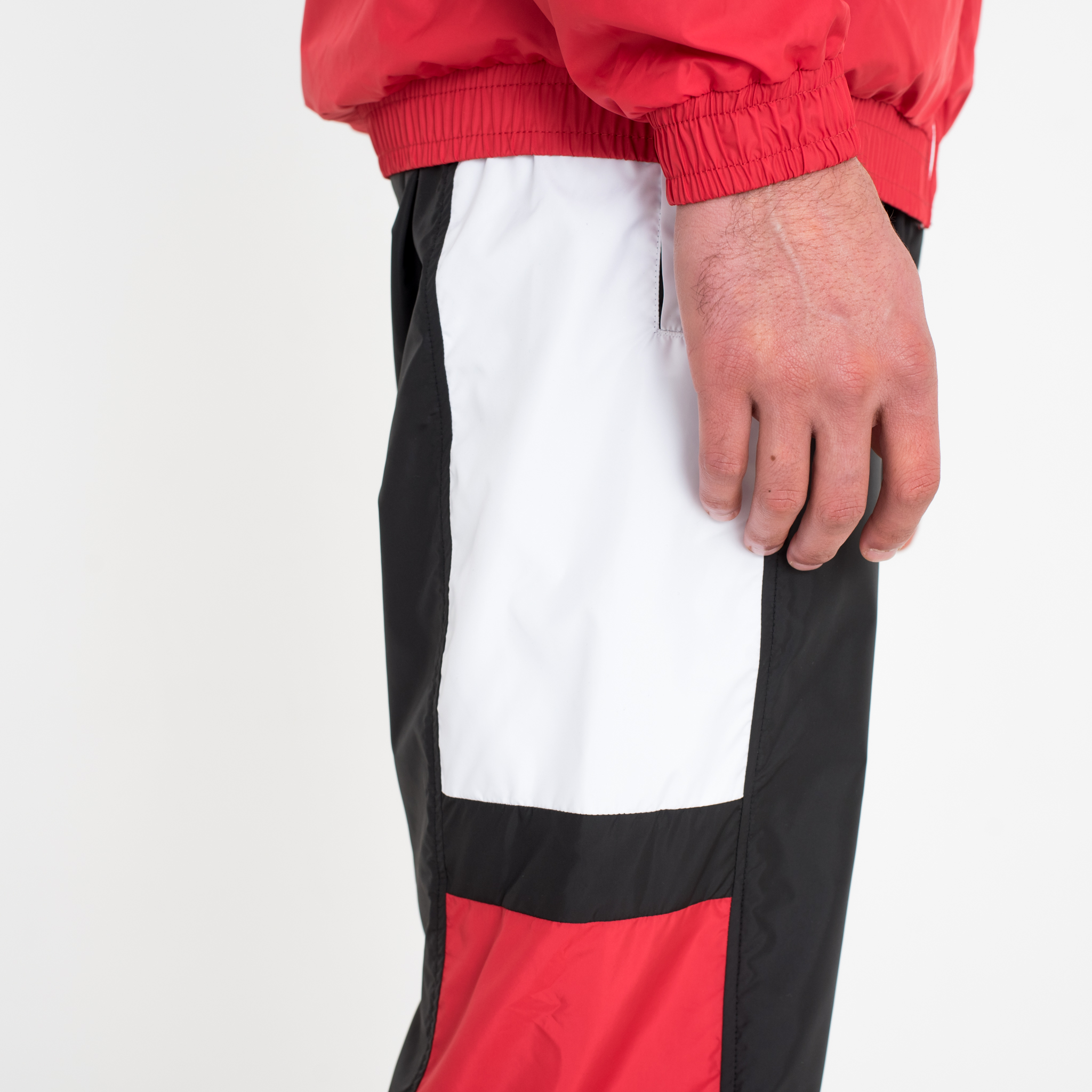 Pantalon de survêtement colour block noir, blanc et rouge New Era