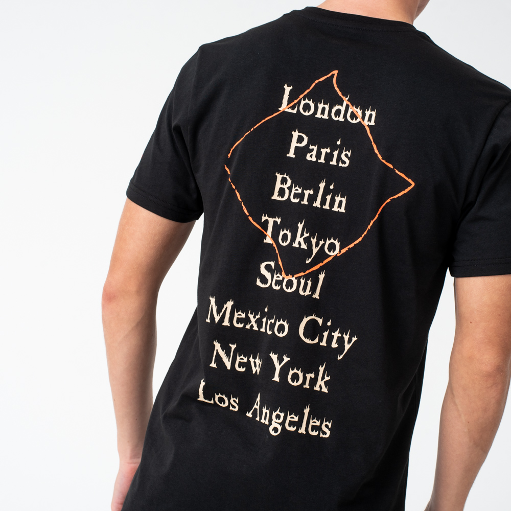 Camiseta World Tour Black Graphic de New Era