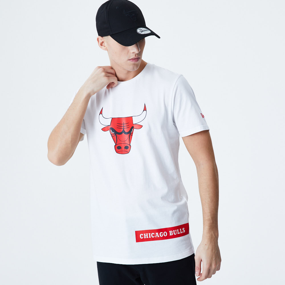 Chicago Bulls – Weißes T-Shirt mit Blockfarben und Schriftzug