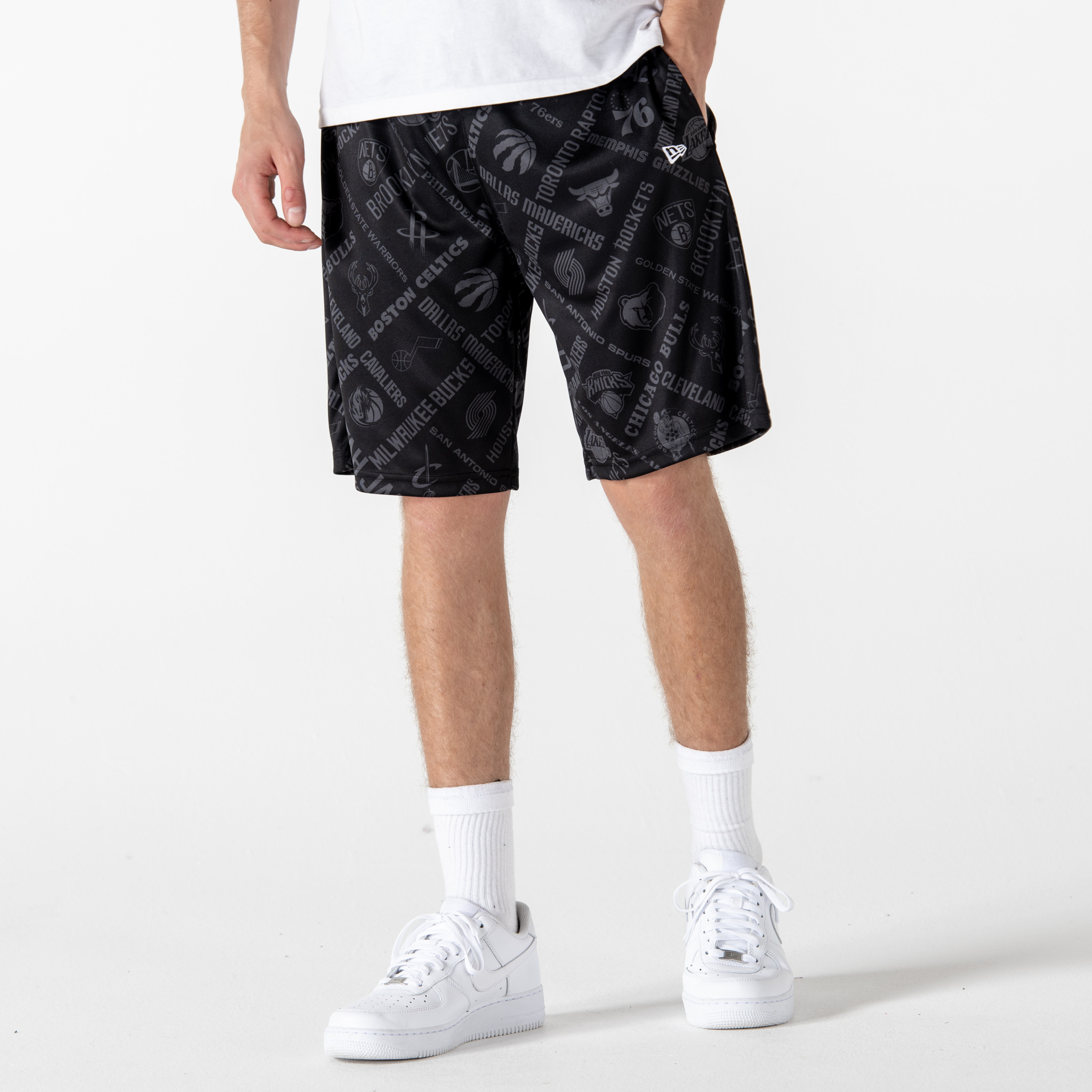Schwarze Shorts mit NBA-Muster