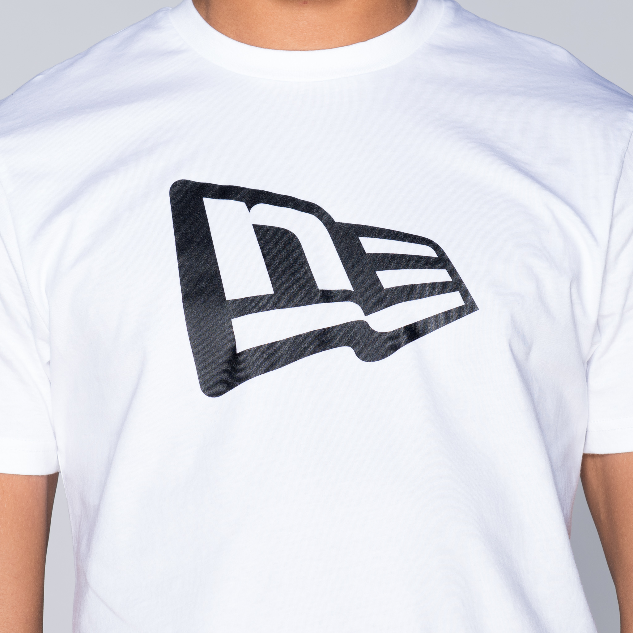 NEW ERA – Essential – T-Shirt mit Flagge – Weiß