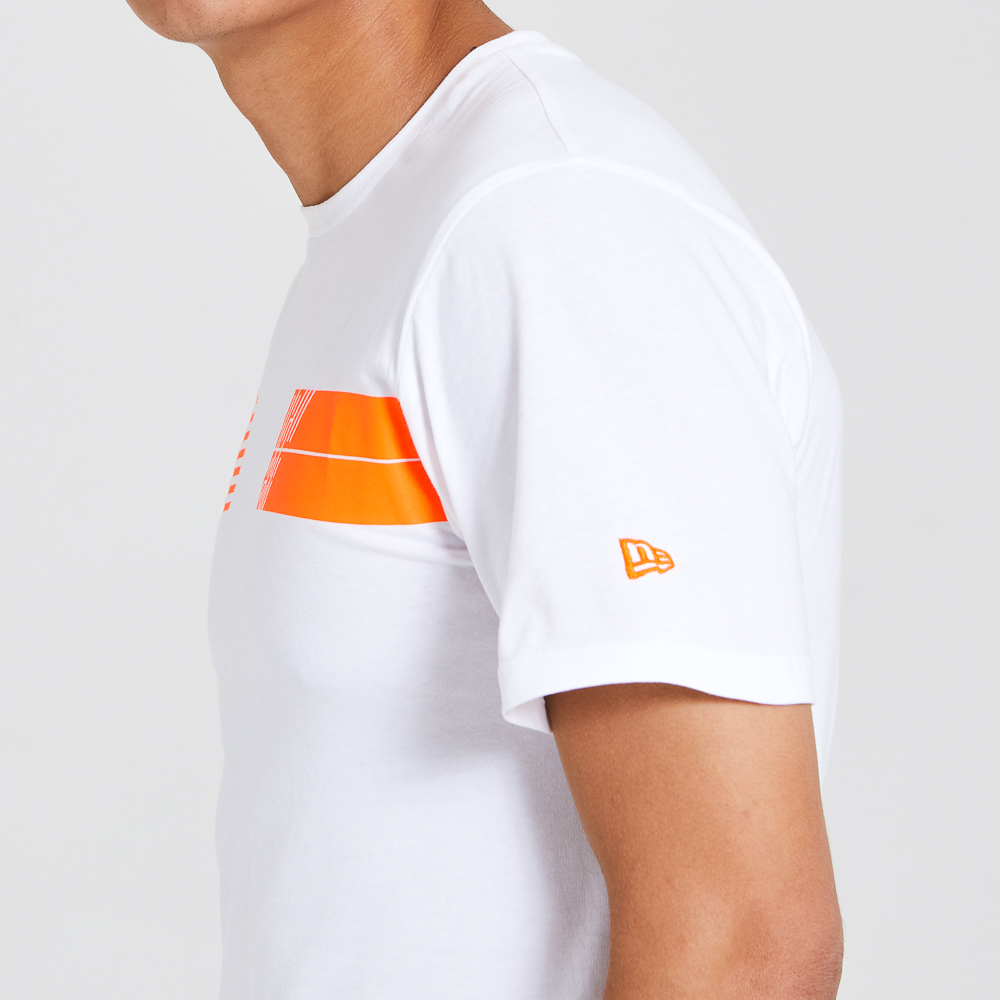 New Era – T-Shirt mit Neon-Grafik – Weiß