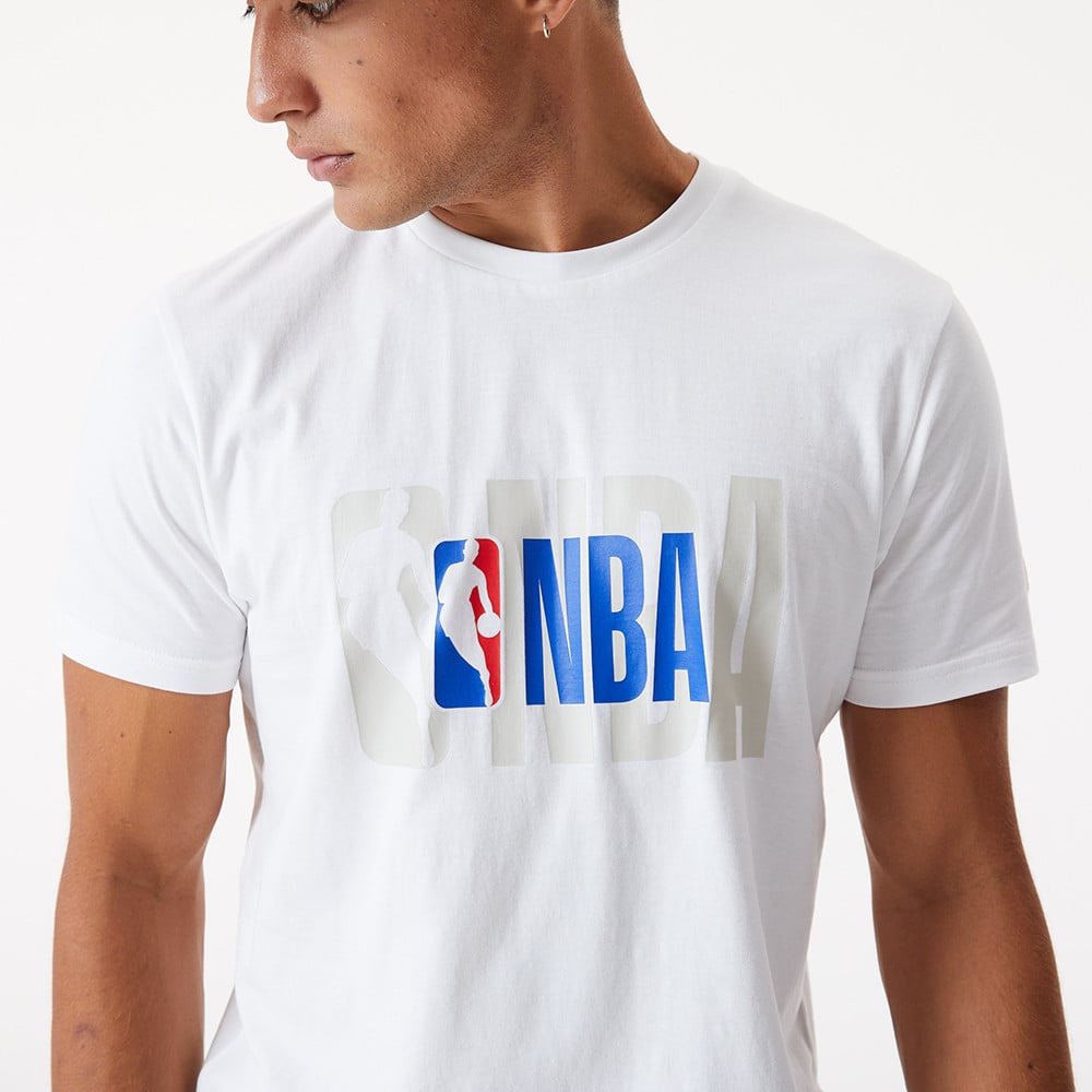 Camiseta blanca con el logotipo de la NBA