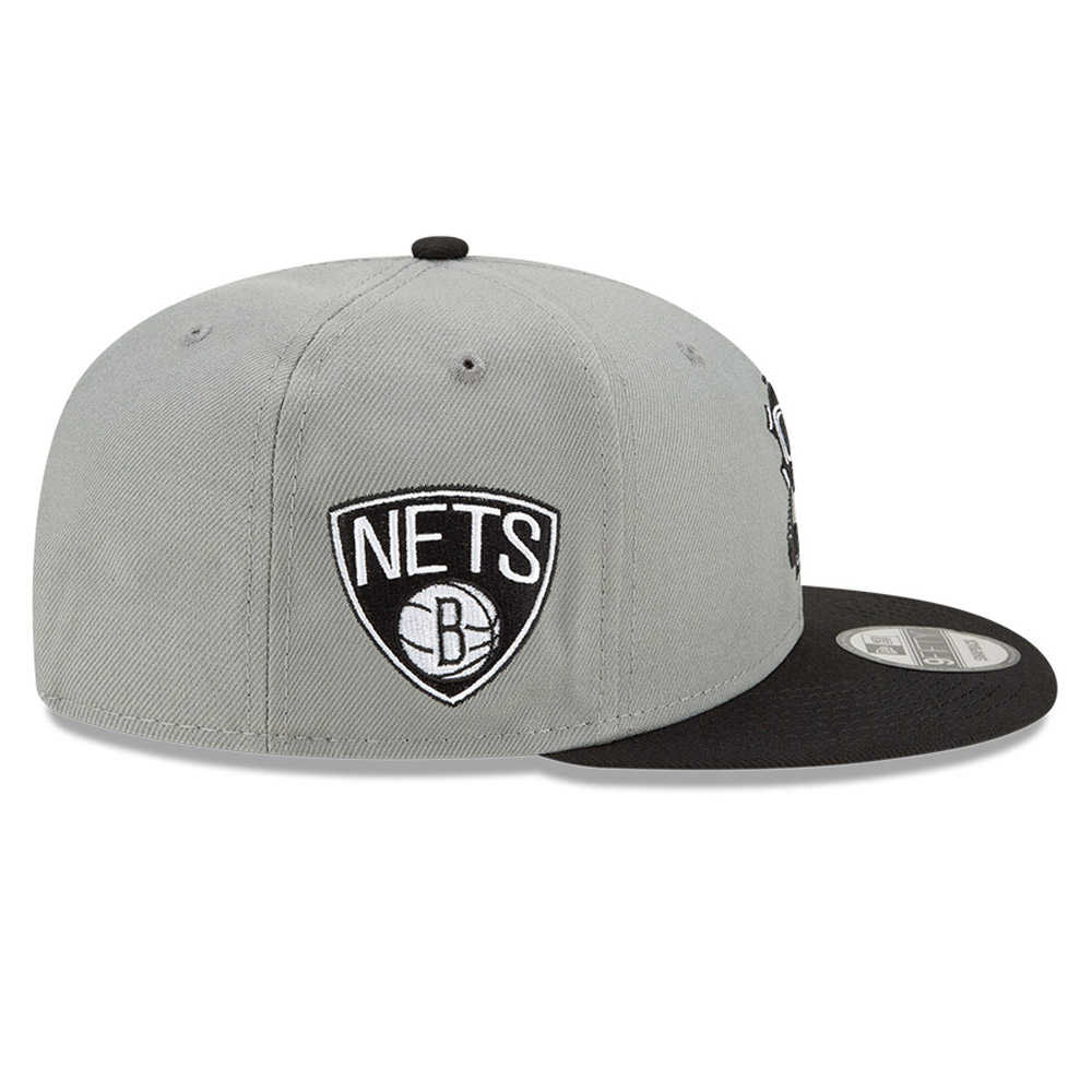 Brooklyn Nets x Compound Gas Mask Logo Grigio 9FIFTY Tappo