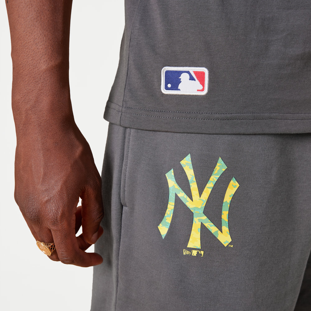 New York Yankees MLB Team Logo Dark Grey Shorts