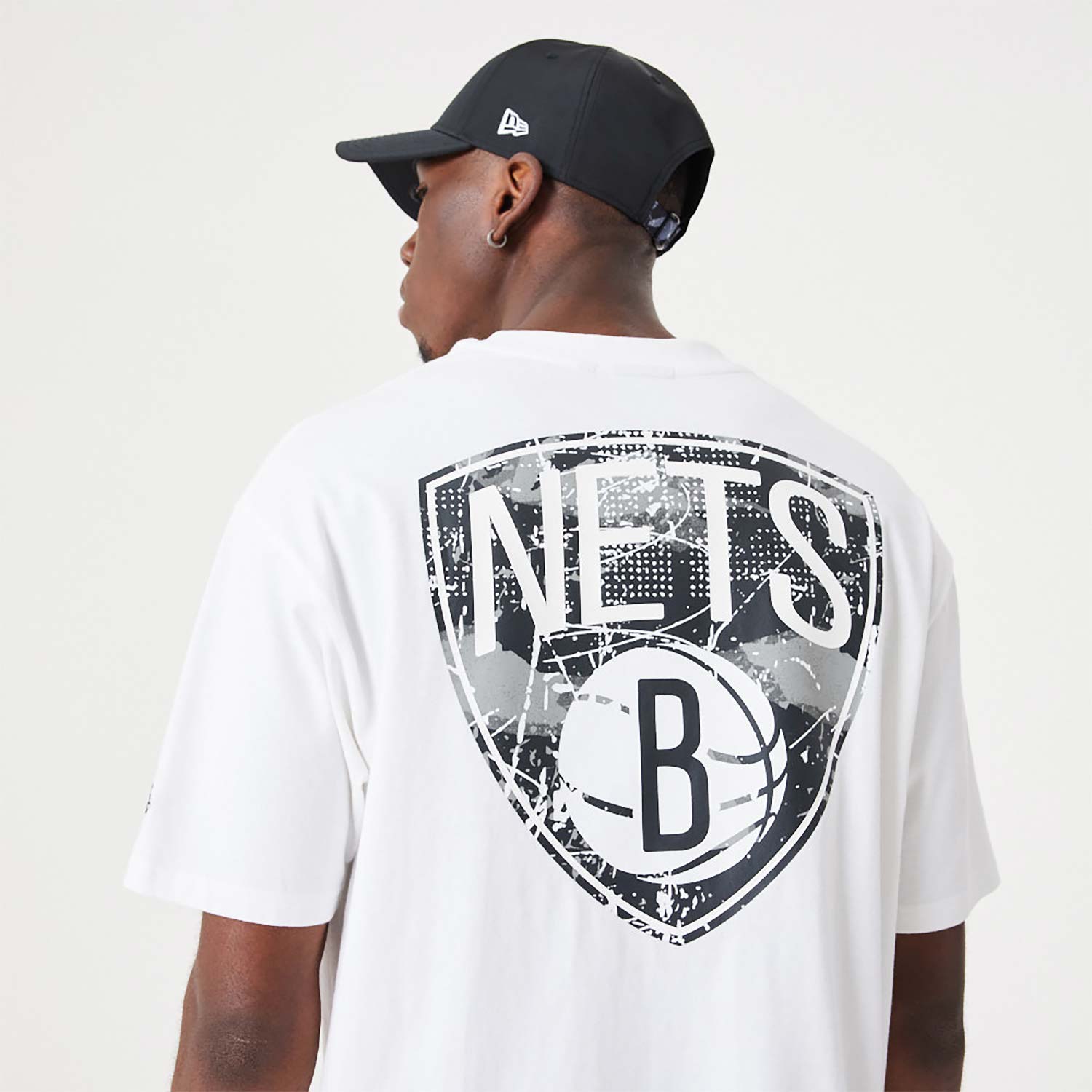 NBA BROOKLYN NETS INFILL TEAM LOGO OVERSIZED T-SHIRT 'WHITE