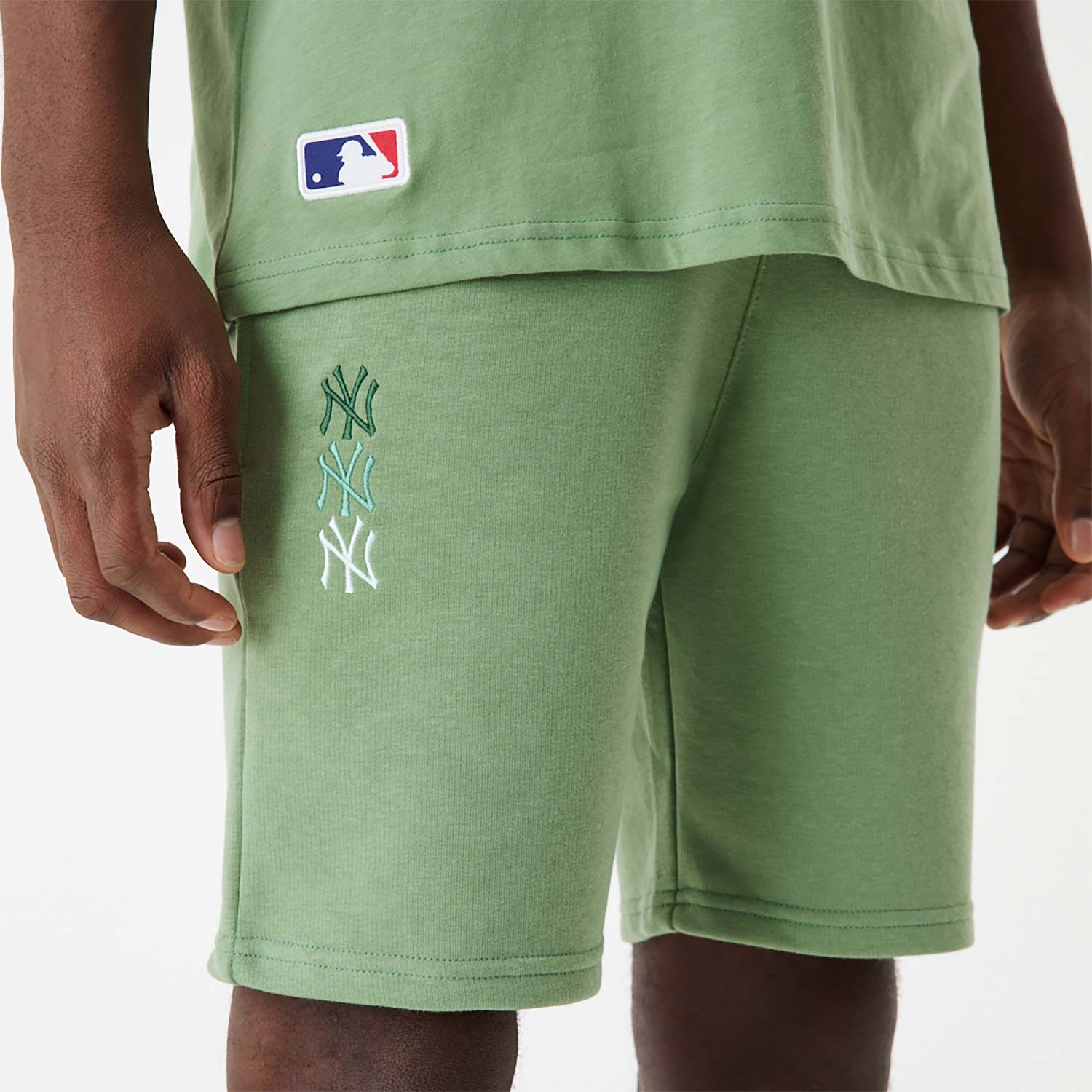 Short New York Yankees MLB Stacked Logo Vert